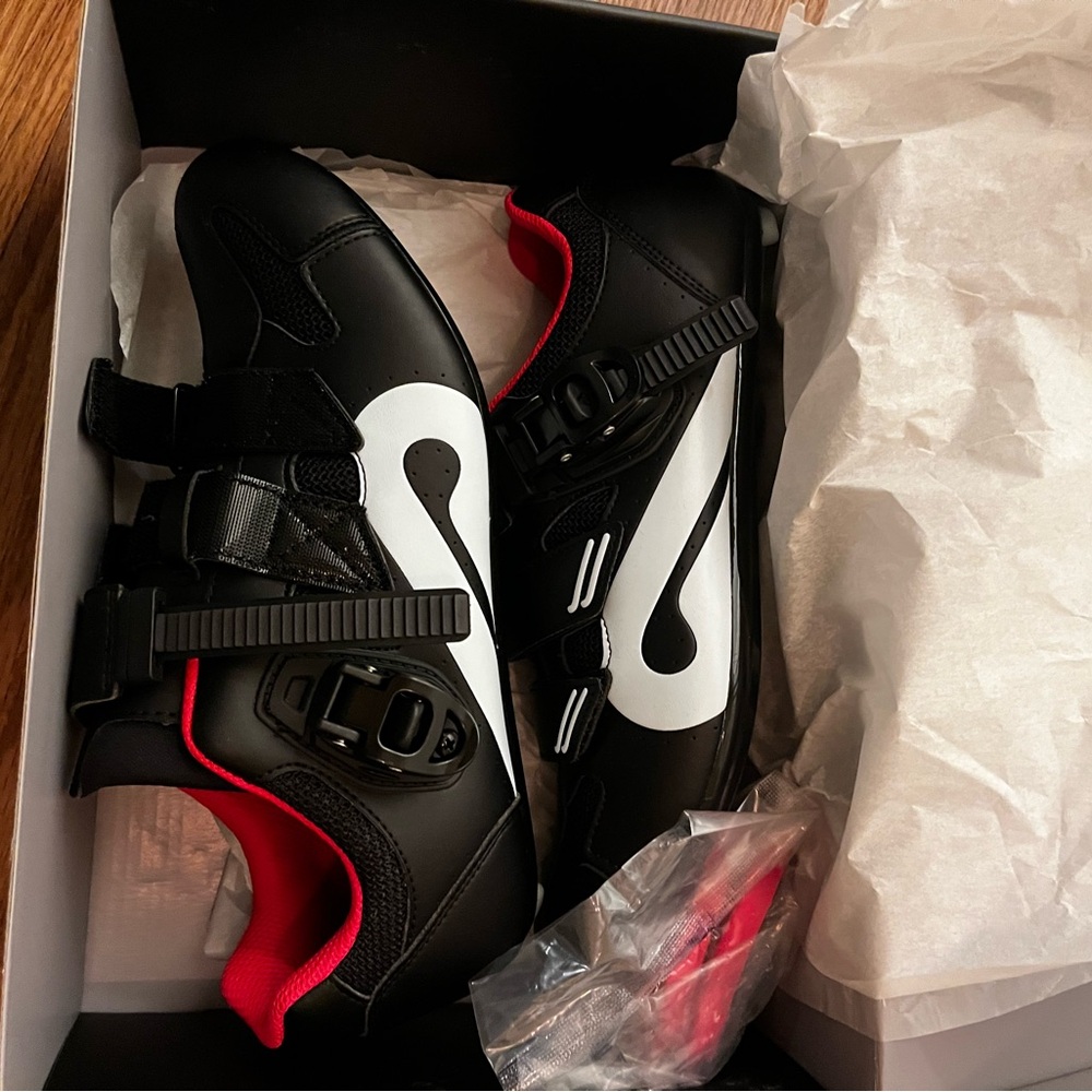 Peloton Black and Red Cycling Shoes m/F size 42 NIB